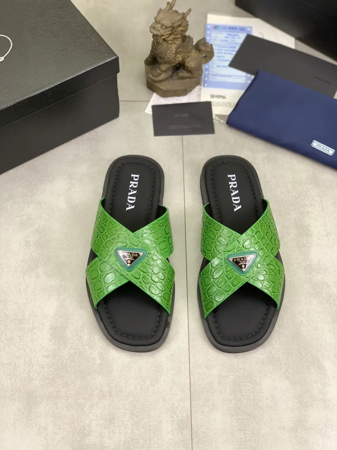 Men's shoes 💰P320💰【New style】🎁🎁🎁 PRADA Prada's new casual slippers, original official website 1:1, perfect workmanship, conveying a kind of noble luxury, sublimating its definition of luxury in Prada's high-end extraordinary craftsmanship. Original combination outsole, size: 39-46 colors 🉑️ to choose from